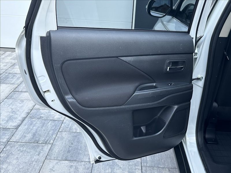 Mitsubishi Outlander 2,0 150PS  Intense A/T 4x4 - fotka 15 z 53