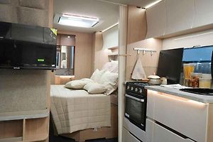 Karavan xBarr 600 QUW nabízí luxus a pohodlí za nízkou cenu.