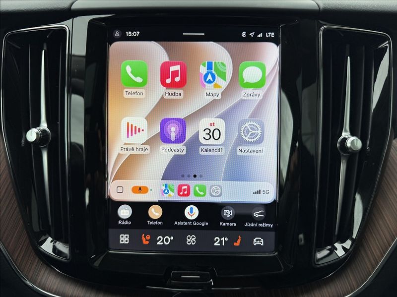 Volvo XC60 2,0 T8 AWD Recharge Plus Dark - fotka 42 z 50