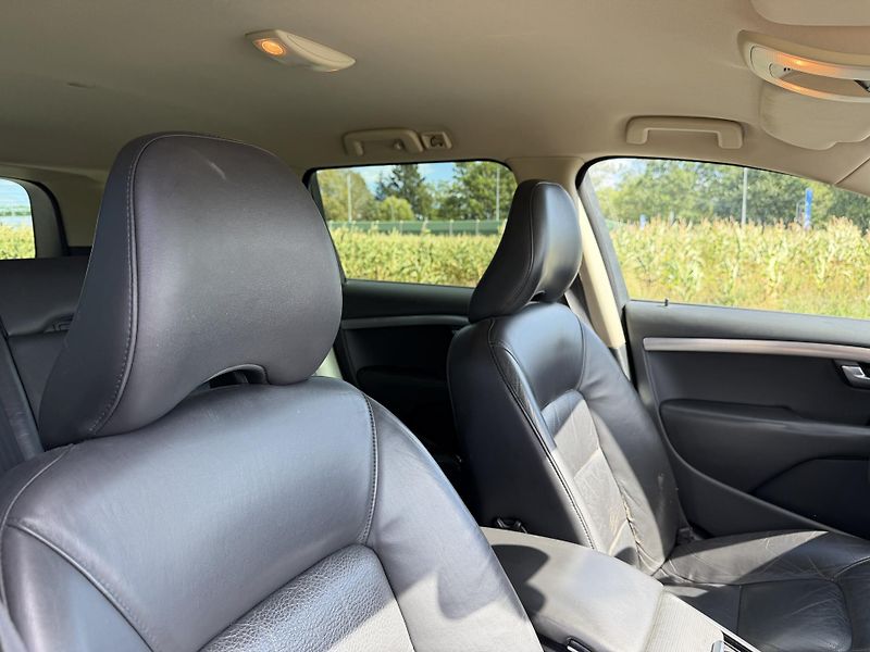 Volvo V70 2.4 D5 KŮŽE NAVIGACE SERVISKA - fotka 30 z 44