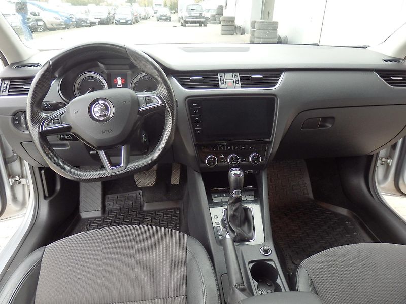 Škoda Octavia 1.6 TDI 85 kW NAVIGACE - fotka 11 z 18