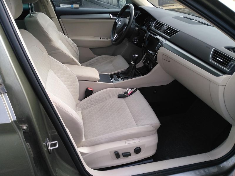 Škoda Superb 2,0 TDI /110 kW/ - fotka 23 z 33
