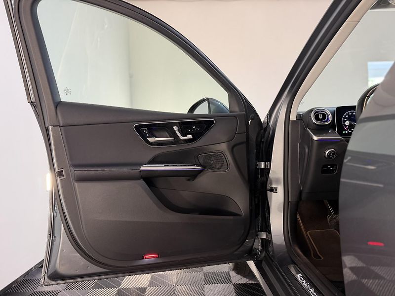 Mercedes-Benz GLC 200 benzin 4M LED Tažné - fotka 10 z 38