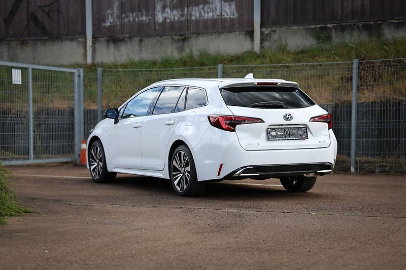 Toyota Corolla TS 1.8. Hybrid Style - zimní s - fotka 6 z 24