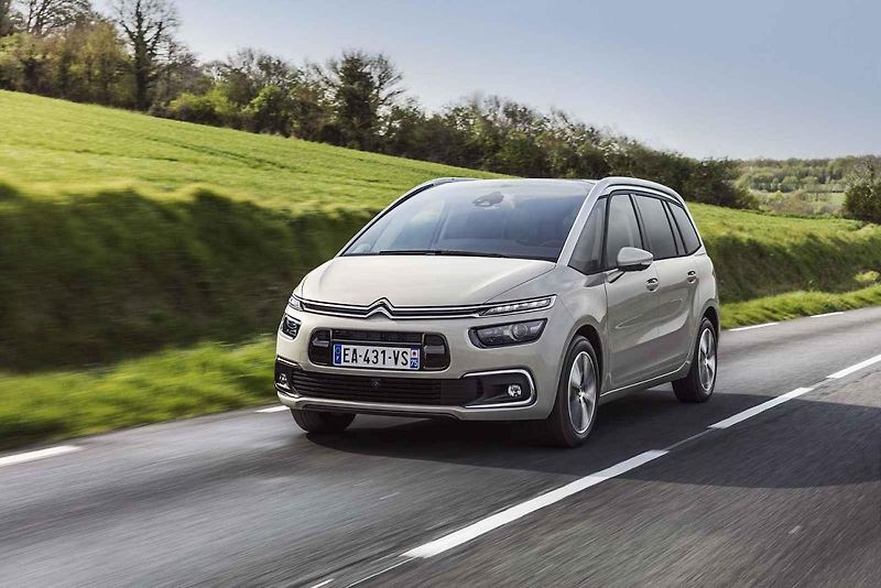 Volkswagen Tiguan (+9000 až 10 000 Kč dle výbavy). Cena: 664 900 Kč