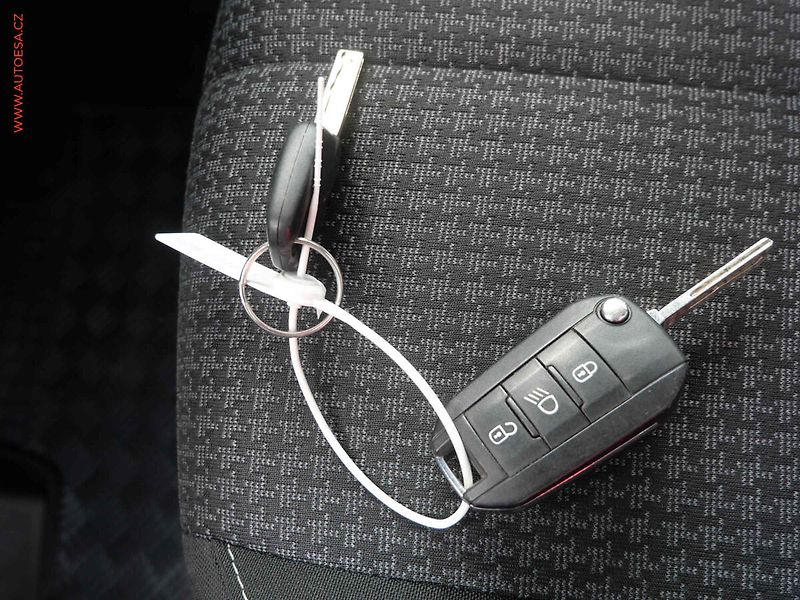 Peugeot 308 (2018) 1.5HDi, AC, tempo, navi - fotka 24 z 24