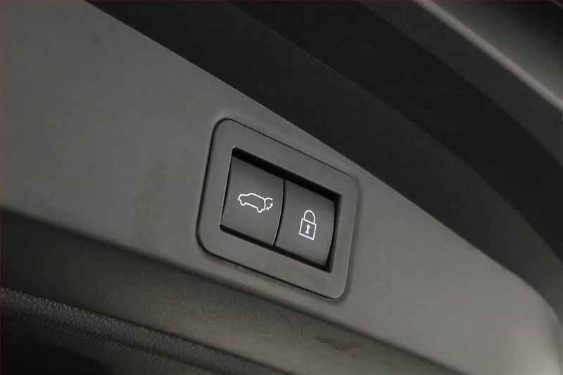 Toyota Corolla (2021) 2.0 Hybrid - fotka 11 z 15