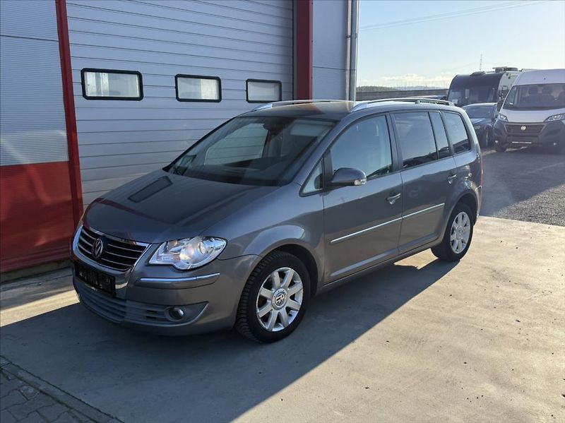 Volkswagen Touran 2,0 TDi DSG highline 7-míst - fotka 1 z 18