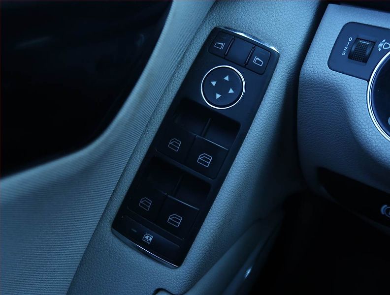 Mercedes-Benz Třídy C (2008) C 200 CDI, po STK, pěkný stav - fotka 17 z 19