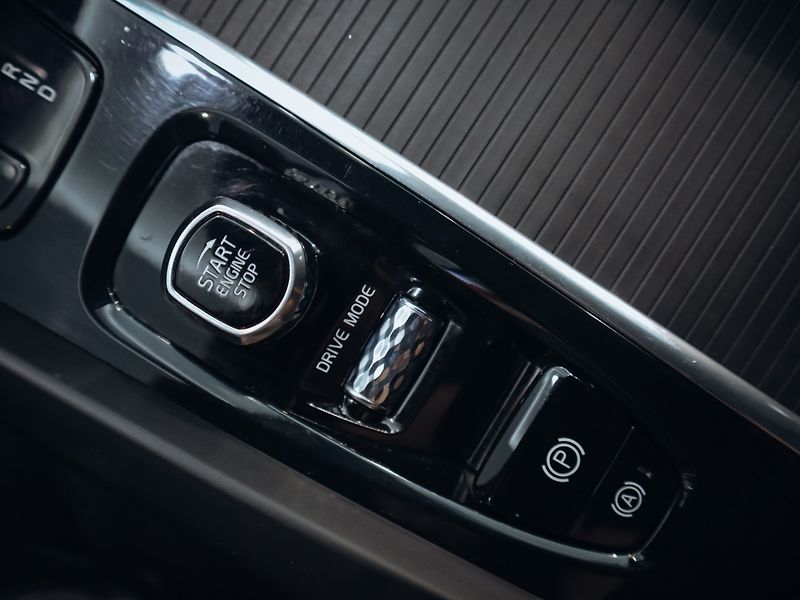 Volvo XC60 B4 AWD Momentum Pro - fotka 8 z 28