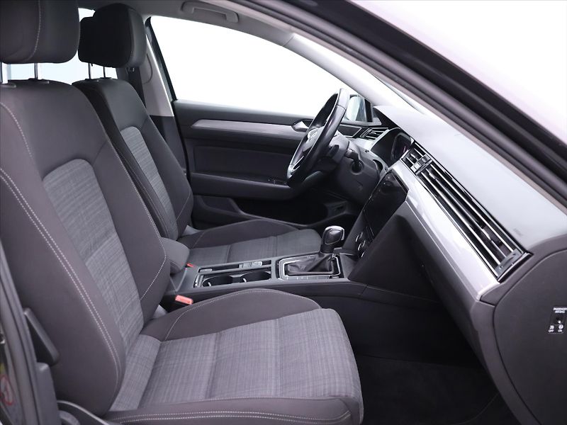 Volkswagen Passat 2,0 TDI DSG Virtual Business - fotka 13 z 36