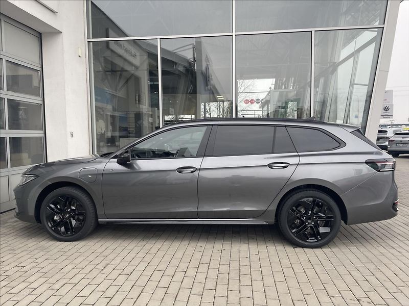 Volkswagen Passat (2025) 1,5 TSI 200 kW eHybrid  R-Line - fotka 8 z 16