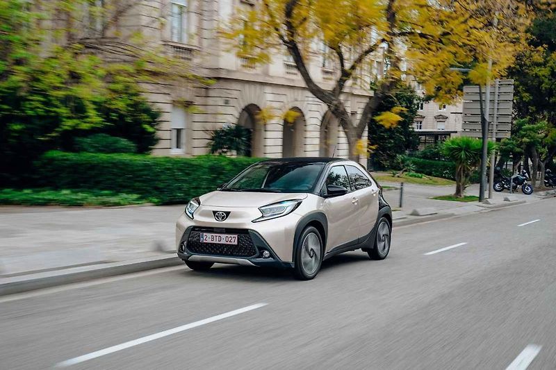 Toyota Aygo X je v ulicích velkoměsta nedostižné.