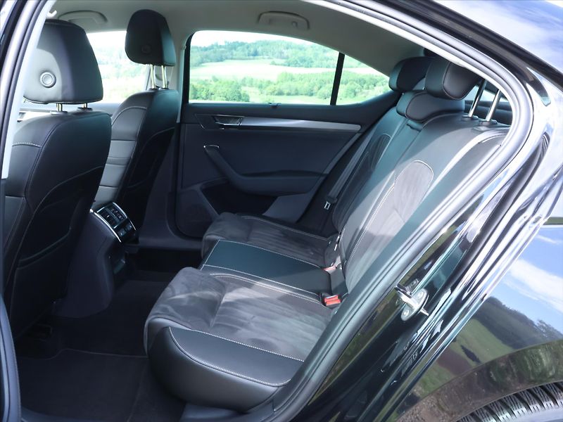 Škoda Superb 2,0 TDI 147kW 4x4 DSG Style+ C - fotka 14 z 34