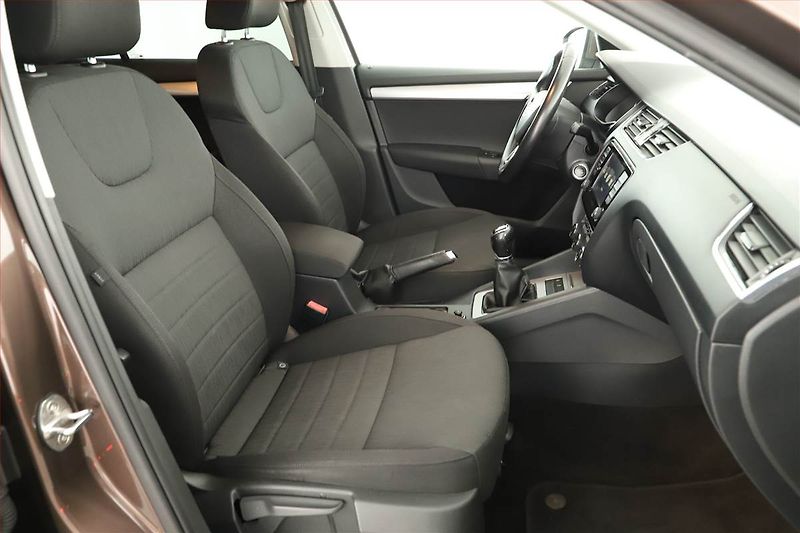 Škoda Octavia (2016) 1.2 TSI, Bi-Xenony, Tempomat - fotka 12 z 14