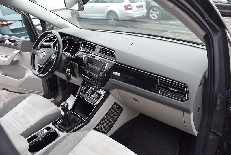 Volkswagen Touran (2017) 1.4TSI 110kw HIGHLINE 7M TAŽNÉ - fotka 40 z 50