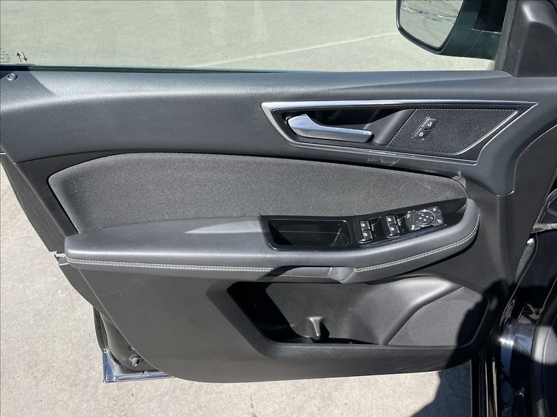 Ford S-MAX 2,0 EcoBlue AWD A8 Titanium TZ - fotka 14 z 24