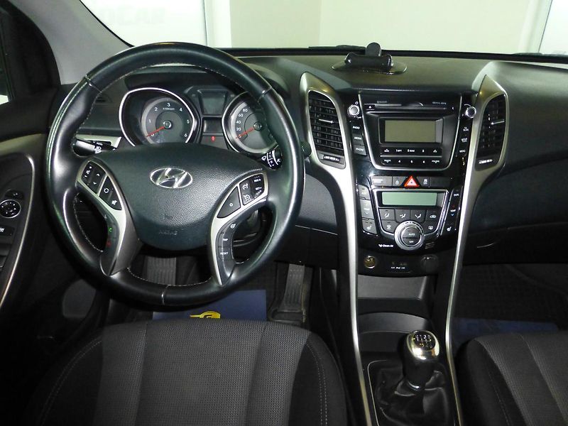 Hyundai i30 (2013) 1,6CRDI*ALU**VYHŘ.SED***KAMERA - fotka 16 z 25