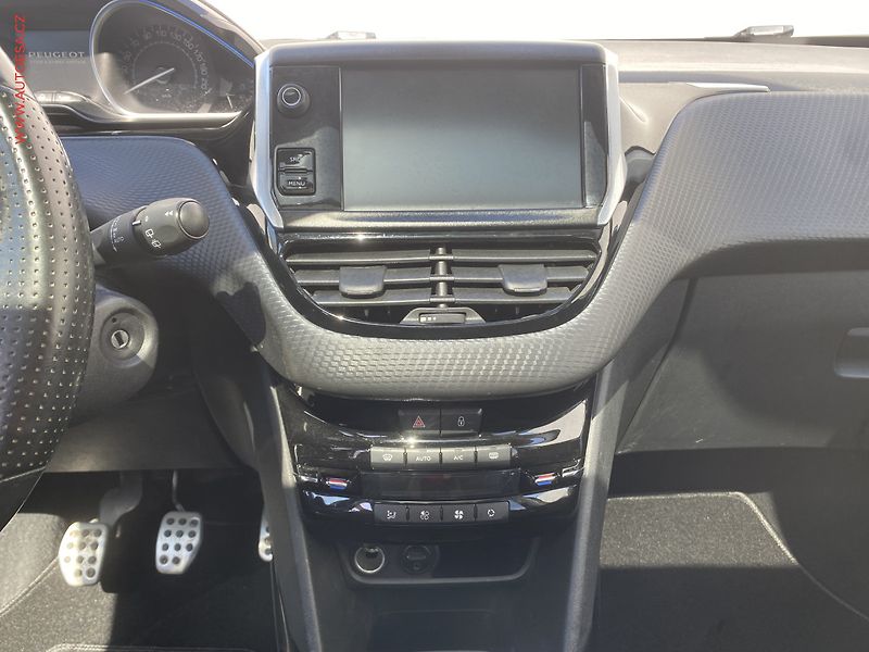 Peugeot 2008 (2017) 1.2PT, Crossway, navi, panor - fotka 12 z 17