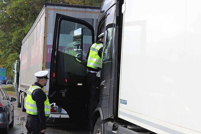 Do jihočeského měření emisí a kontrol u hotelu Sloup na silnici I/3 (bývalá E55) se zapojili policisté krajské dopravní policie, z dálničního oddělení Borek a táborští dopraváci. Vozidla se řidiči naváděli také z blízké dálnice D3.