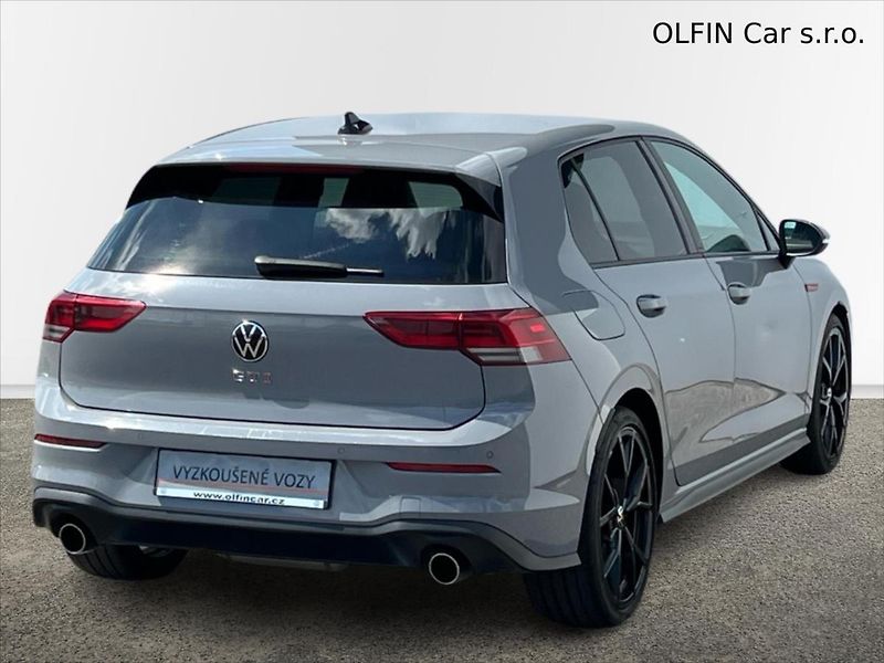 Volkswagen Golf 2,0 TSi 180kW 7DSG  REZERVACE - fotka 2 z 28