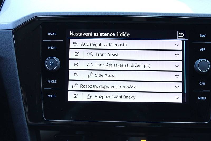 Volkswagen Passat (2022) 1.5 TSI 110kW DSG Head UP disp - fotka 28 z 35
