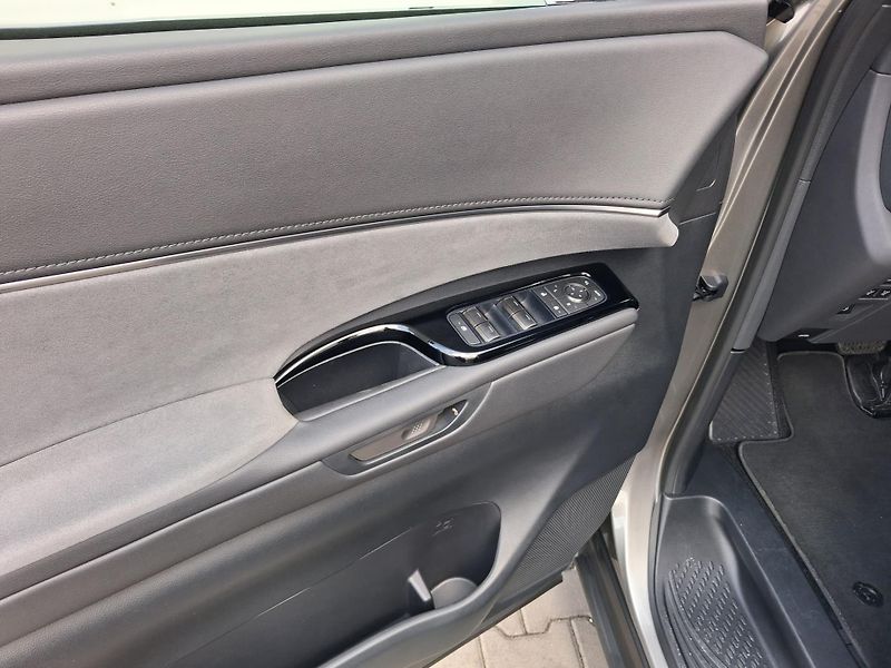 Lexus LM 350h  2.5 HSD e-CVT AWD Luxury - fotka 12 z 30