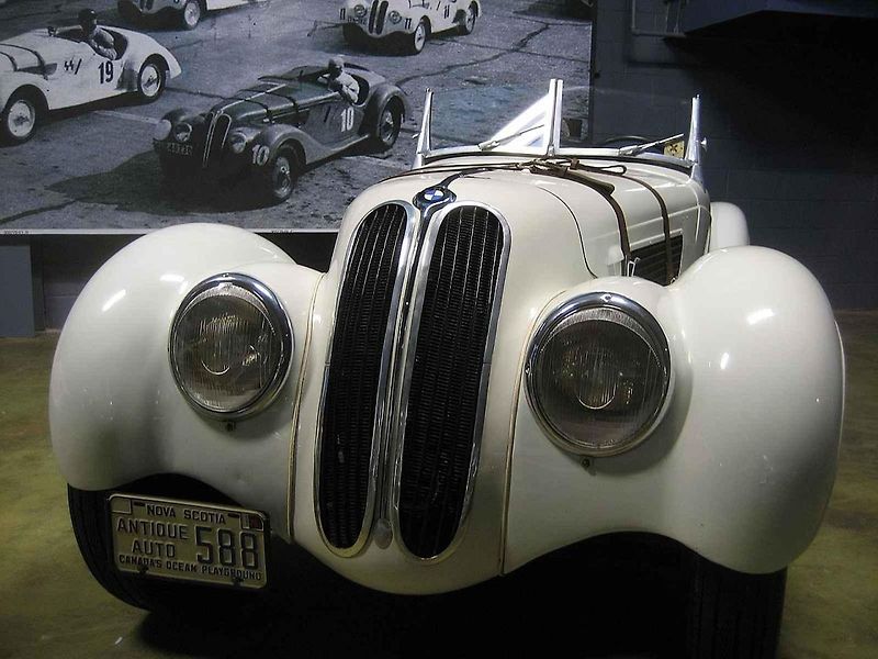 Vůz BMW 328 byl už od začátku navržený jako soutěžní model, který má dát bavorské značce sportovní image. Na snímku je BMW 328 z roku 1938 v Louwman Muzeu.