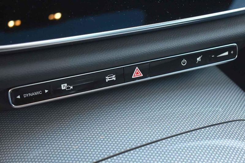 Nový Mercedes-E je současně důstojný i naprosto moderní