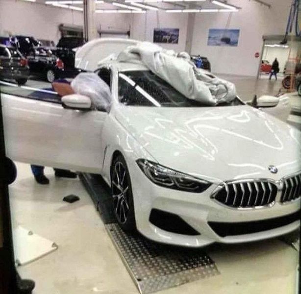 Maskovaný prototyp BMW řady 8.