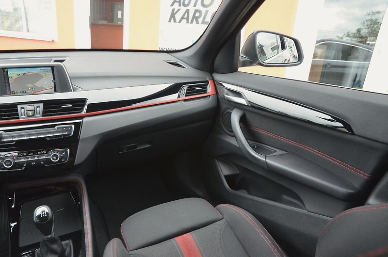 BMW X1 (2015) sDrive 18d 110kW SPORT / LED - fotka 22 z 39