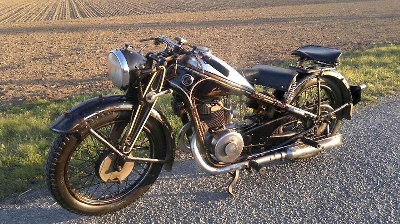 Motocykl ČZ 250 Tourist byl oblíbeným strojem prvorepublikových motocyklistů.