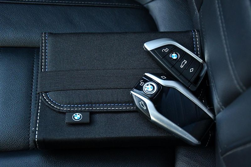 BMW Řada 3 320d xD M-SPORT REZERVACE - fotka 39 z 42