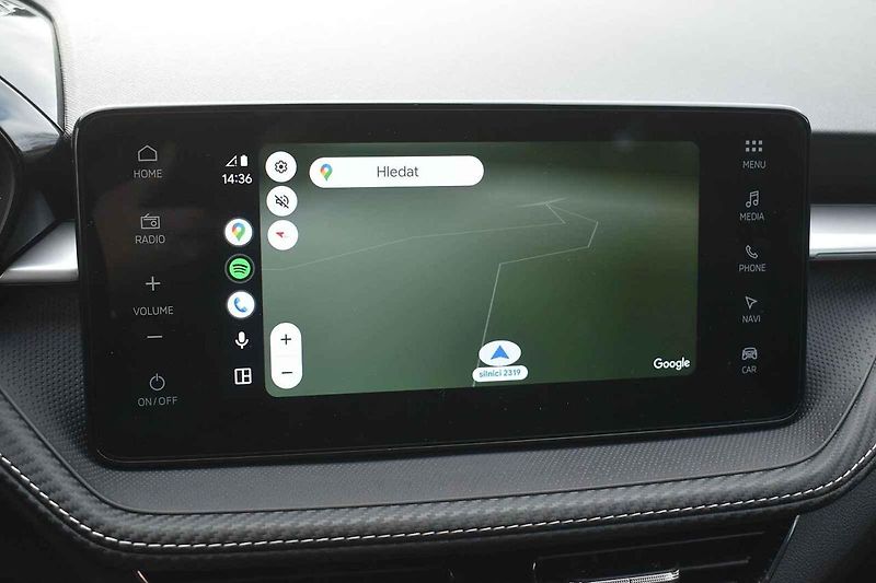 Auto působí přikrčeně, tudíž sportovně.