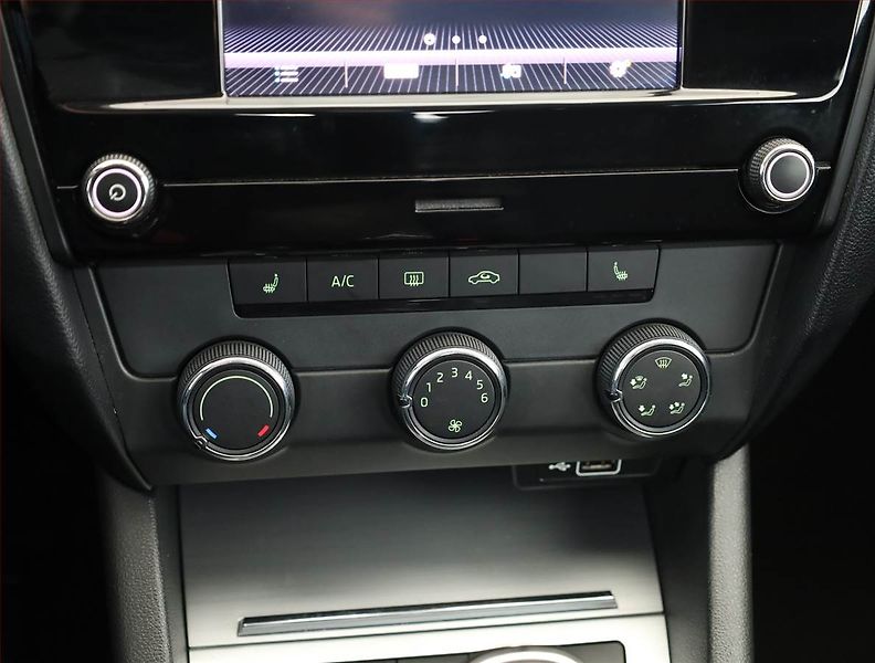Škoda Octavia (2018) Ambition 1.4 TSI, Serv.kniha - fotka 13 z 17