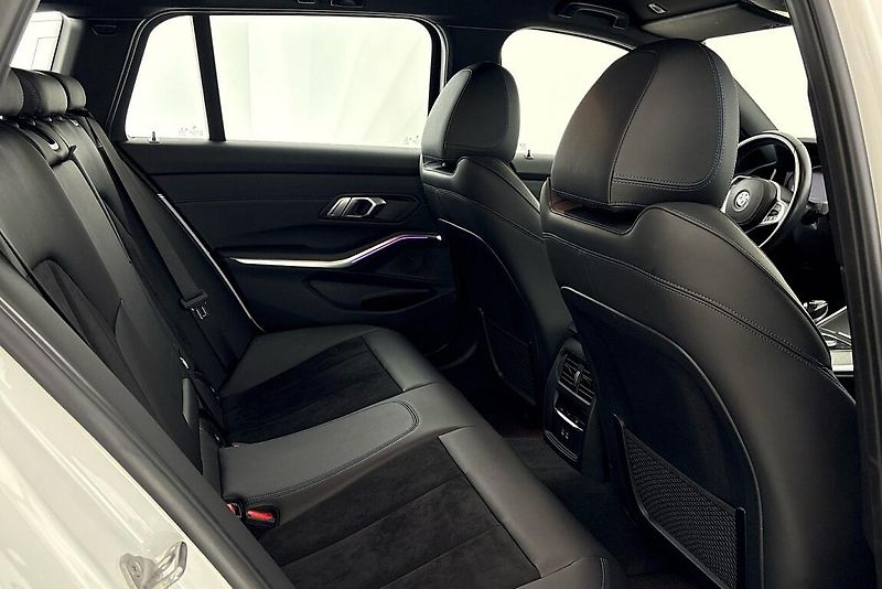 BMW Řada 3 320d xDrive - fotka 12 z 26