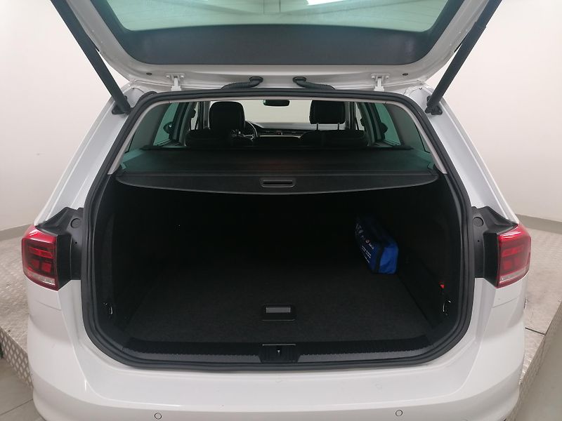 Volkswagen Passat 2,0 TDI DSG ELEGANCE,1.MAJ.ČR - fotka 8 z 16