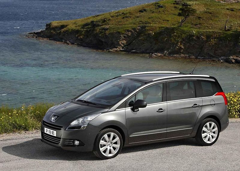 Volkswagen Touran působí usedle, ale je to dobrý rodinný společník