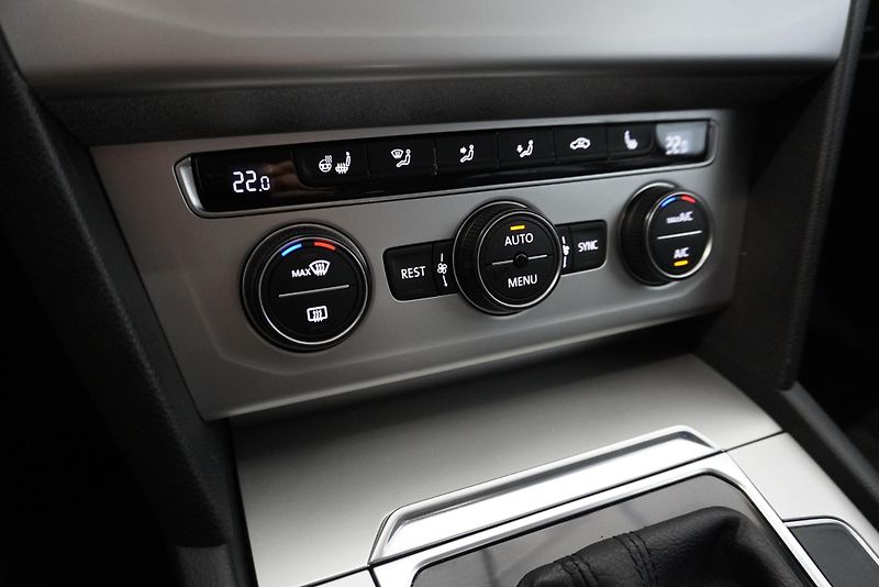 Volkswagen Passat 2.0TDi HIGHLINE DSG - fotka 22 z 42