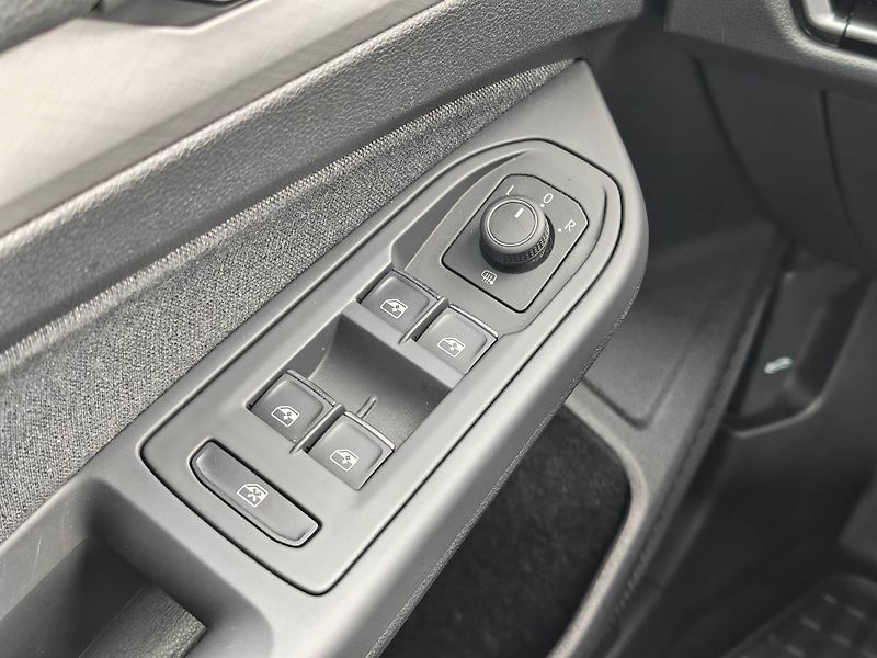 Volkswagen Golf Life 1,0TSi - fotka 19 z 22