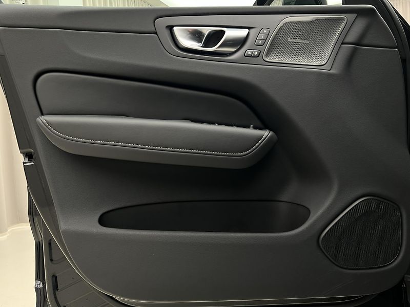 Volvo XC60 B5 AWD PLUS DARK AUT 1.maj. - fotka 7 z 46