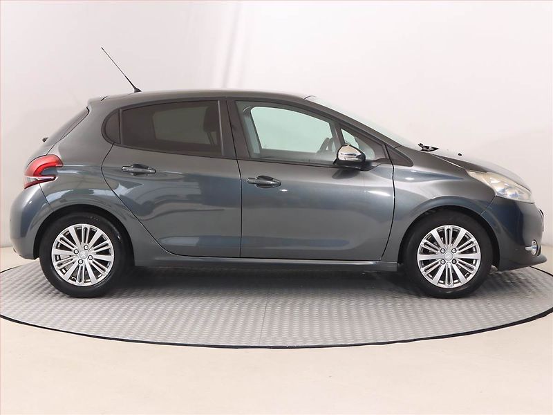 Peugeot 208 (2017) 1.2 PureTech, Serv.kniha - fotka 6 z 19