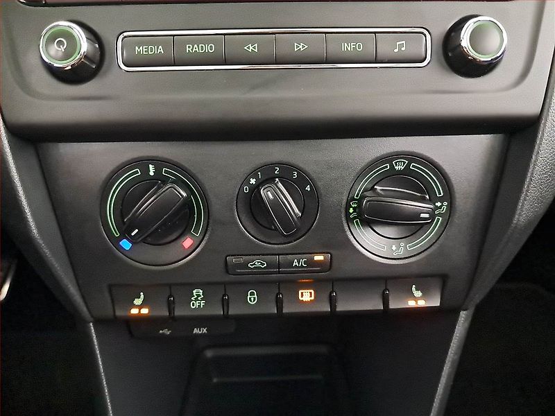 Škoda Rapid (2015) Spaceback 1.2 TSI, Xenony - fotka 15 z 19