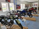 V dalším objektu najdeme ještě jiné motorky.