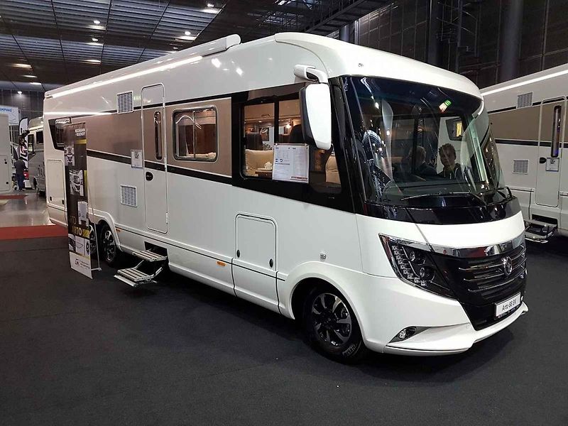 Jeden z nejhezčích vozů na výstavě si hned našel svého majitele. Na modelu Dethleffs Globetrotter XLi 7850-2 s nápadným lakem za čtyři miliony korun byla přilepena cedulka „prodáno“.