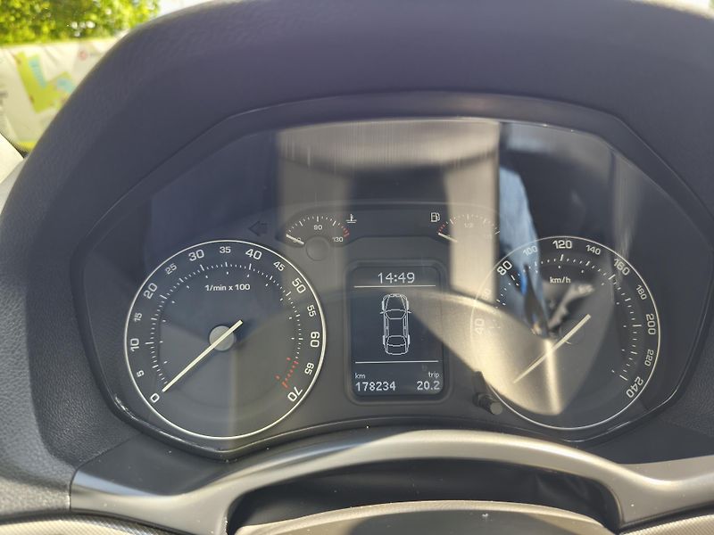 Škoda Octavia 2.0 FSI kombi Elegance LPG - fotka 27 z 29