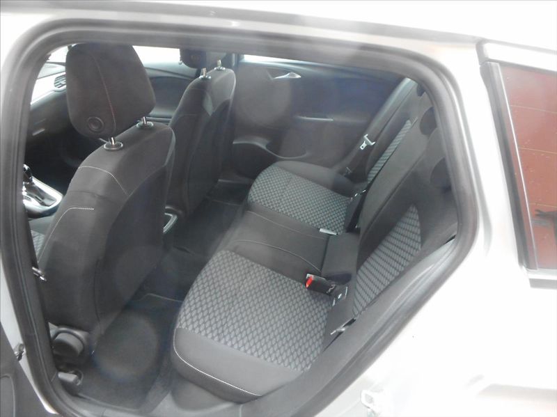 Opel Astra 1,6 CDTi SPORT TOURER - fotka 21 z 28