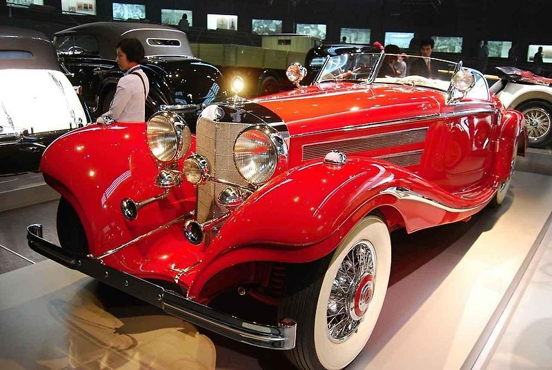První vůz se jménem Mercedes ve firemním muzeu ve Stuttgartu