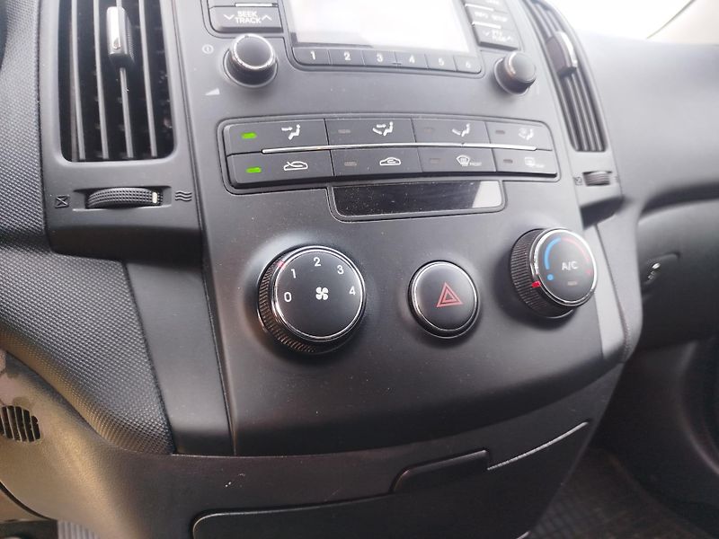 Hyundai i30 (2010) 1.4 16v - fotka 7 z 11