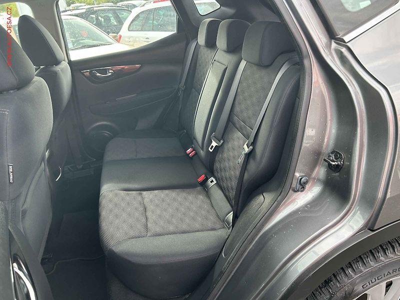 Nissan Qashqai (2014) 1.2 DiG-T, AC, park. kamera - fotka 10 z 20